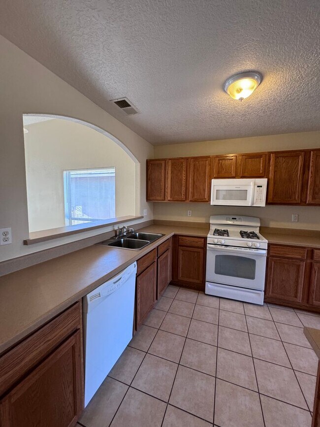 Foto del edificio - 3 bed 2.5 bath 2100 sq ft home New Carpet-...