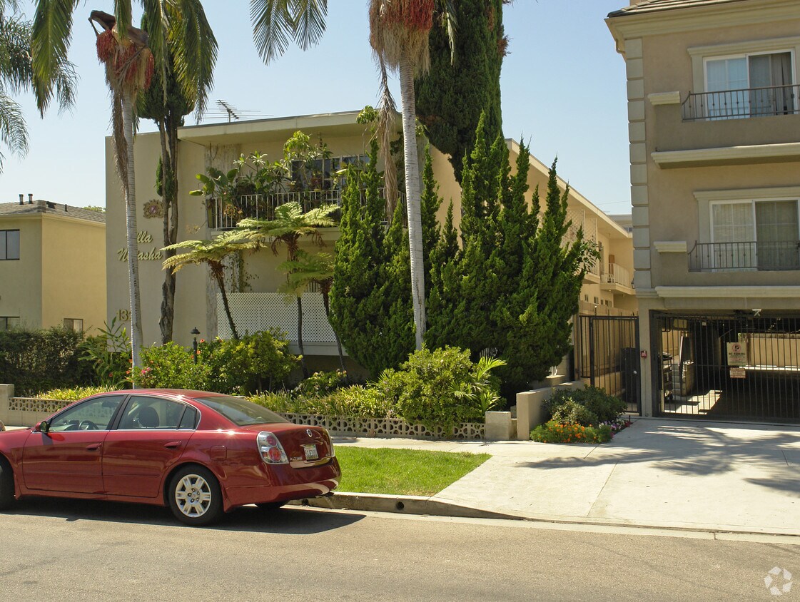 Building Photo - 1321 N Poinsettia Pl