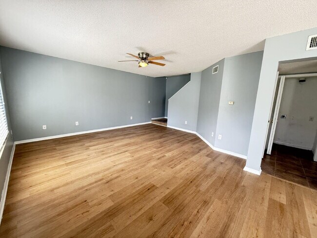 Foto del edificio - 3 bed 2.5 bath townhome in Gated Providenc...