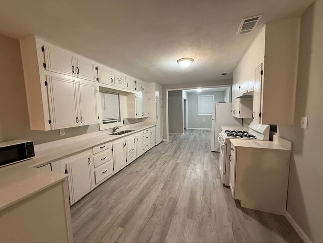 Building Photo - 3 Bedroom 1 Bathroom Home for Rent