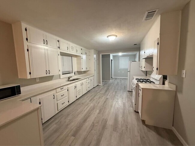 Foto del edificio - 3 Bedroom 1 Bathroom Home for Rent