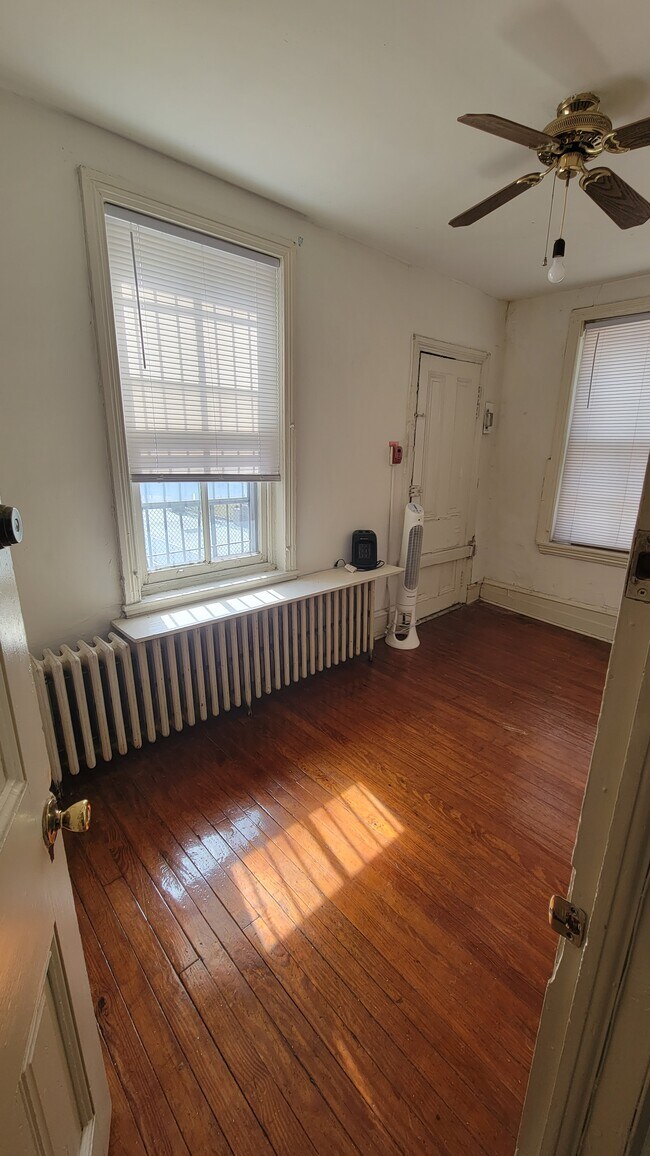 Bedroom w/o furniture - 110 N 34th St