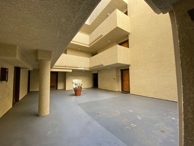 Foto del edificio - 2 Bedroom + 2 Bath Condo W/ Balcony!