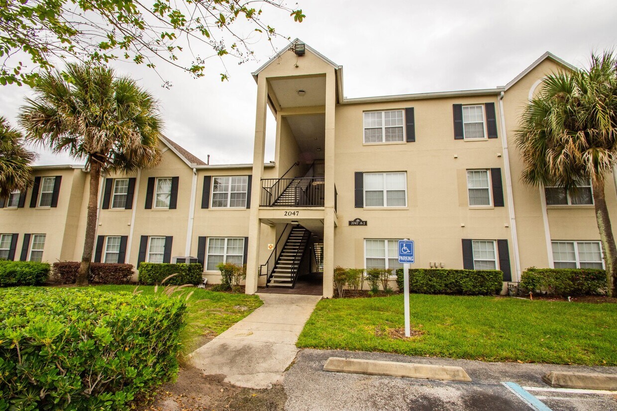Primary Photo - Beautiful 2/1.5 Condo with a Den! Availabl...