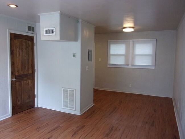 Foto del edificio - 2 Bedroom 1 Bath Townhome Minutes to Uptow...