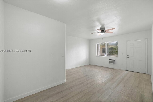 Foto del edificio - 7721 Dickens Ave