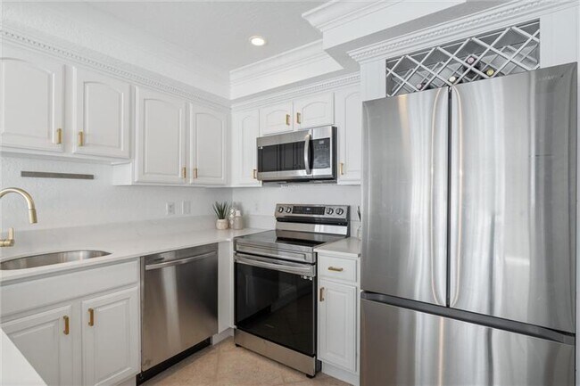 Building Photo - 151 NE 16th Ave