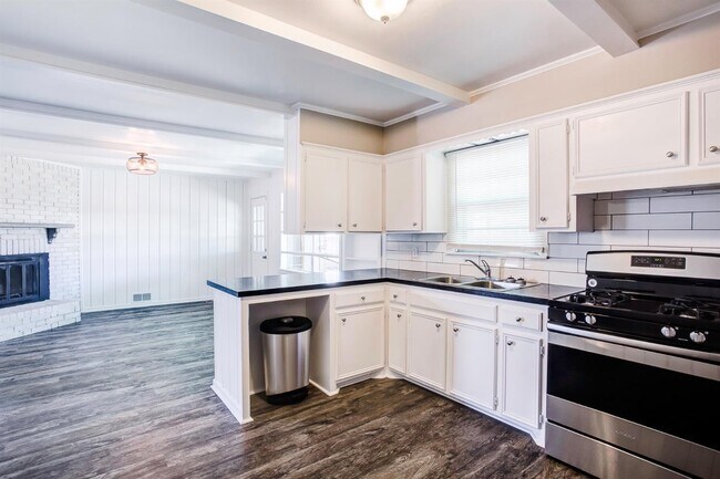 Building Photo - Great 3/2/2 Near Texas Tech and Medical Di...