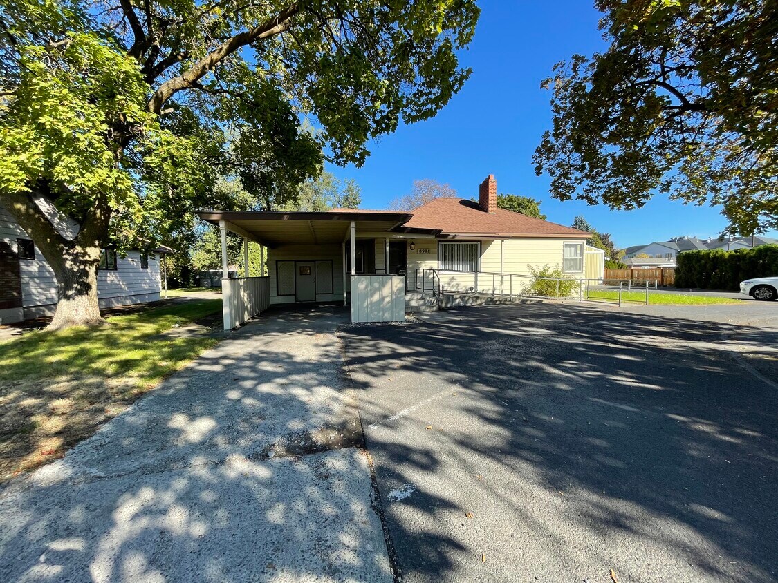 Foto principal - 8921 E Broadway Ave