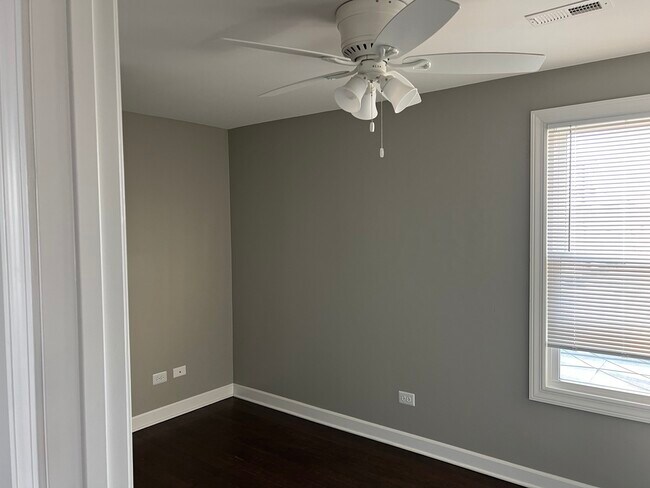 Foto del edificio - 2446 N Harlem Ave