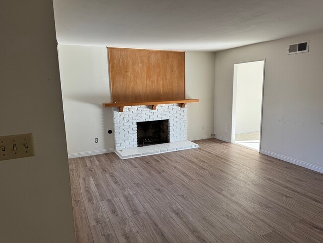 Foto del edificio - 21821 Ladeene Ave