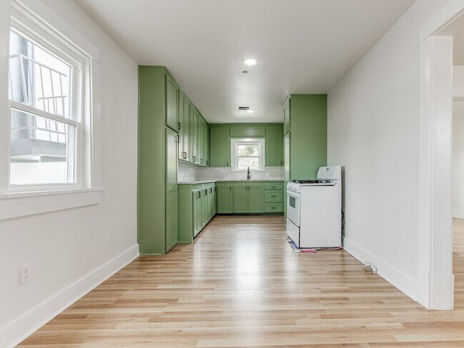 Foto del edificio - Stylishly Remodeled 2-Bedroom Home!! **Mov...