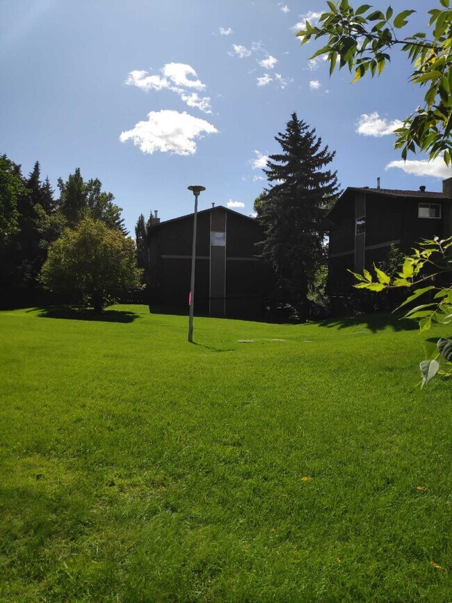 Photo du bâtiment - 3 Bed 1.5 Bath Unit in St. Albert, AB