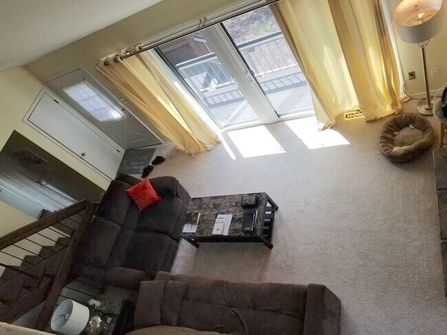 Building Photo - Spacious, updated end-unit townhouse with ...