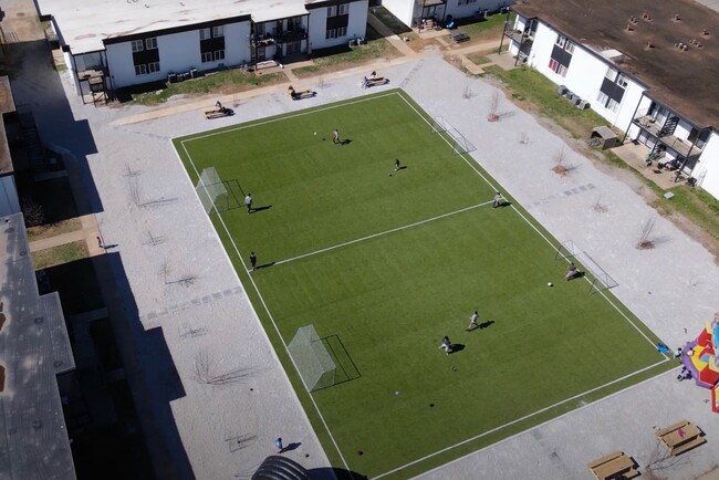 Campo de fútbol recién completado - Mosaic Apartments