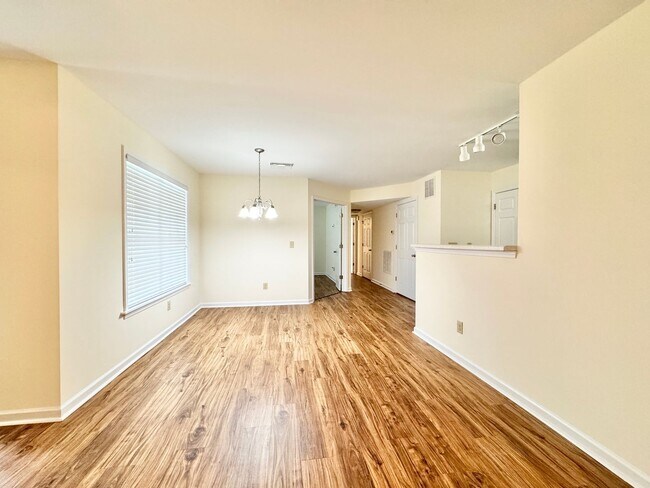 Building Photo - Adorable 2 Bedroom Condo - First Level!