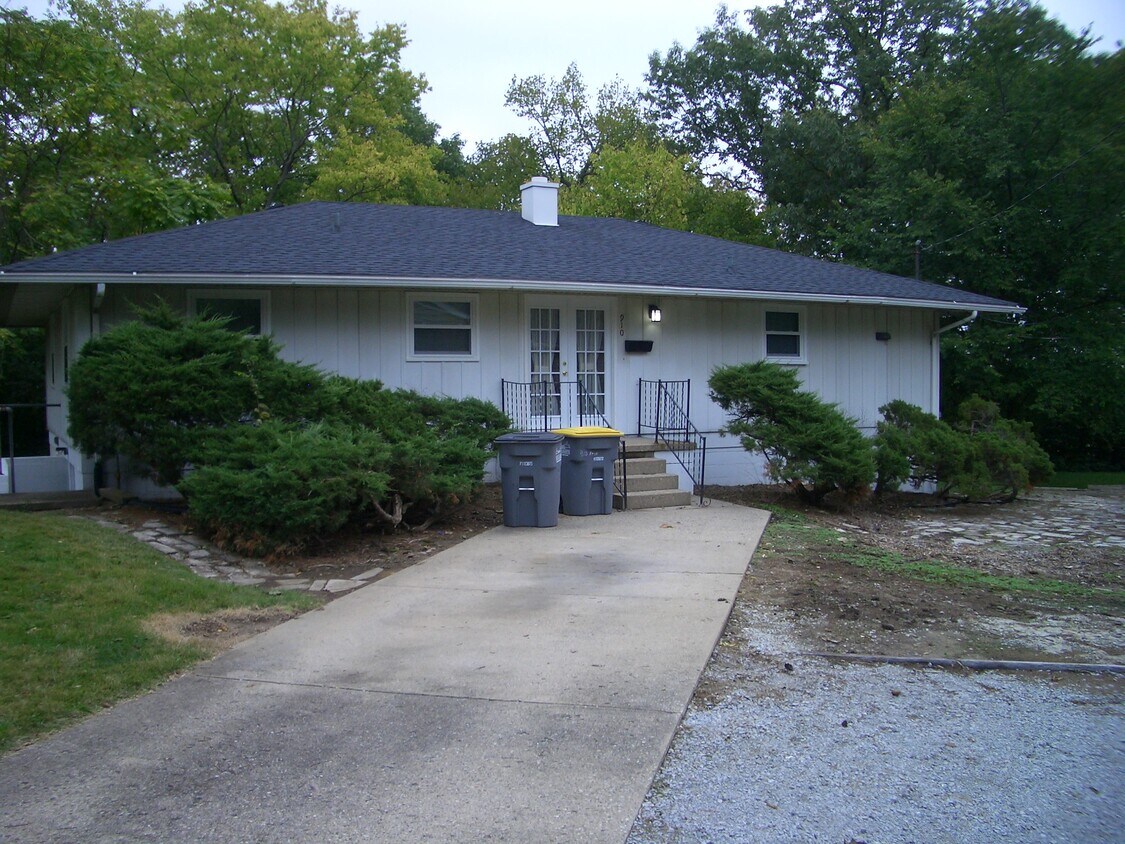 Primary Photo - 910 Rose St