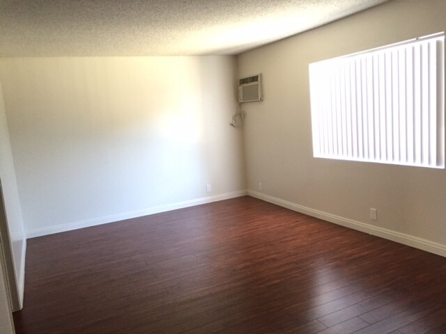 Building Photo - 15040 Vanowen St