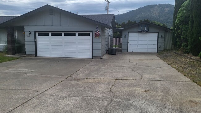 Foto del edificio - 3 bedroom 2 bath for Rent in Grants Pass