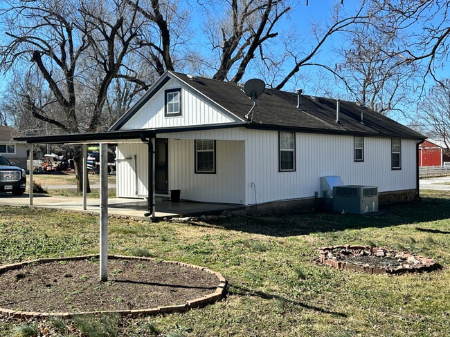 Building Photo - 217 W Logan St