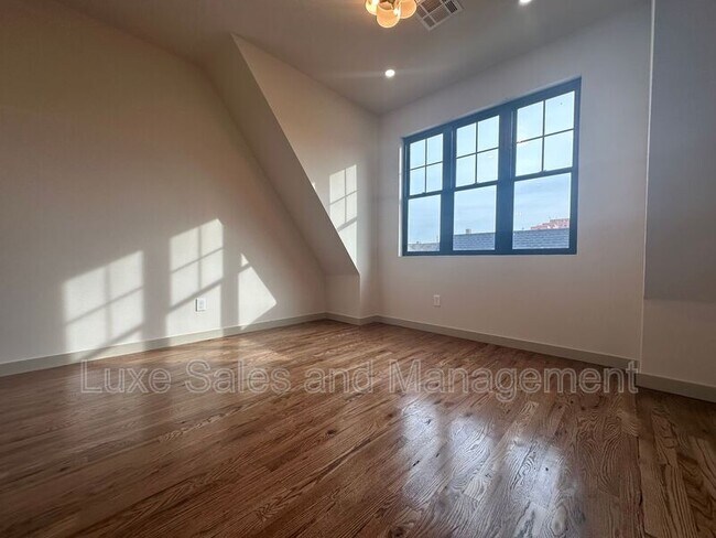 Building Photo - 911 NE 16th St