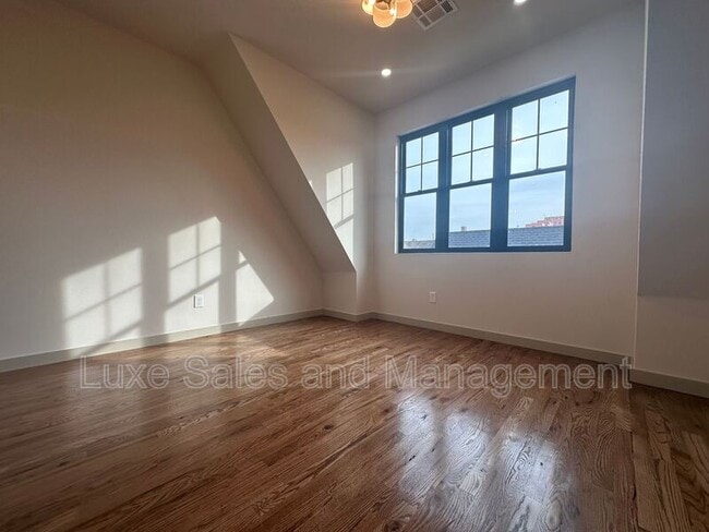 Foto del edificio - 911 NE 16th St