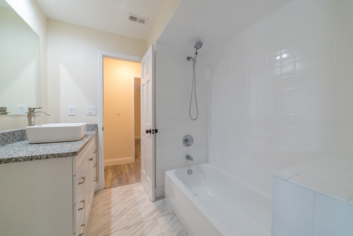 Foto principal - 785 Hawser St NE