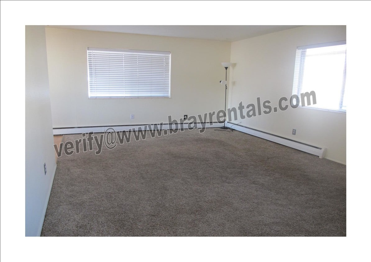 Primary Photo - 1447 Kennedy Ave