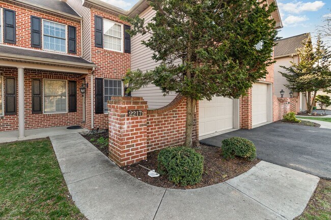 Building Photo - Welcome to this charming 3 bedroom, 2.5 ba...