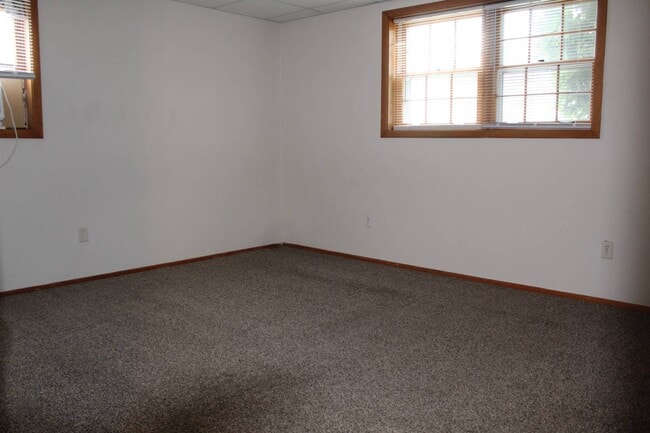 Building Photo - 1320 Maple Dr
