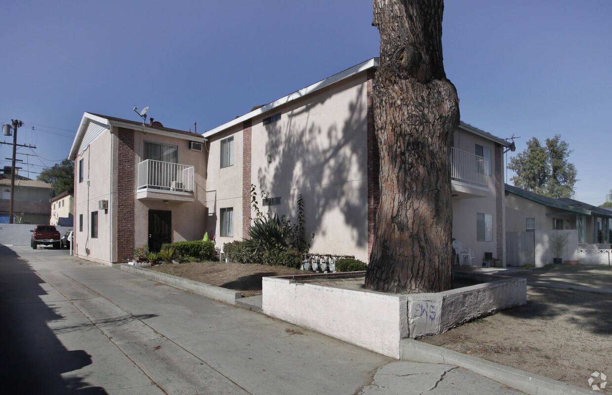 Foto del edificio - 6629 Camellia Ave