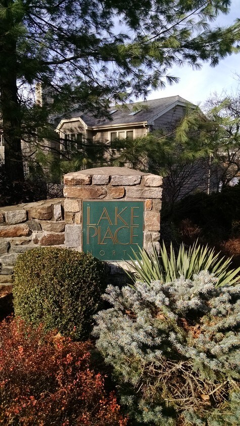 Foto principal - 135 Lake Pl S