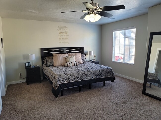 Master bedroom - 4084 E Oakland Hills Dr