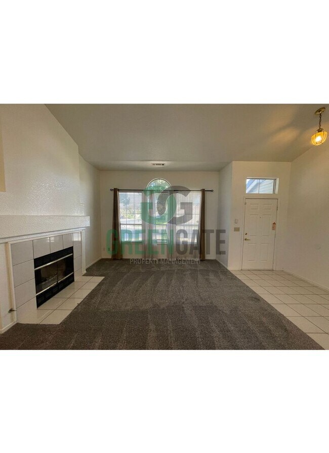 Building Photo - 4 BEDROOM 2.5 BATH 2 STORY HOME AVAILABLE ...