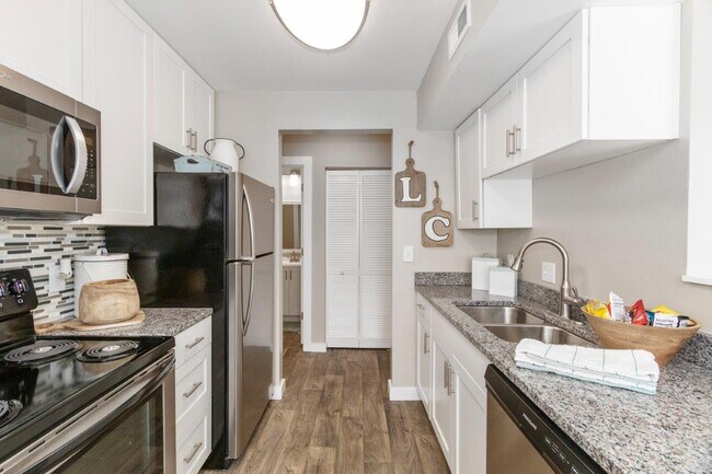 Foto del edificio - Lakeside Crossing at Eagle Creek Apartments and Townhomes