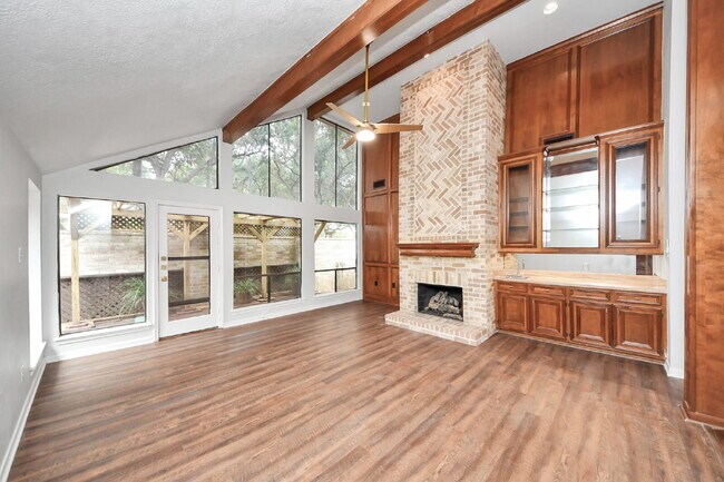 Foto del edificio - Freshly Remodeled Sugar Land Home with a Garden That Came Ready to Show Off
