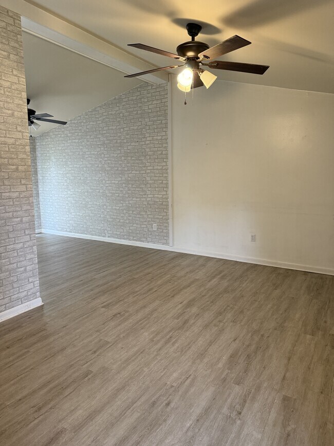 Foto del edificio - 12 Hunt Dr