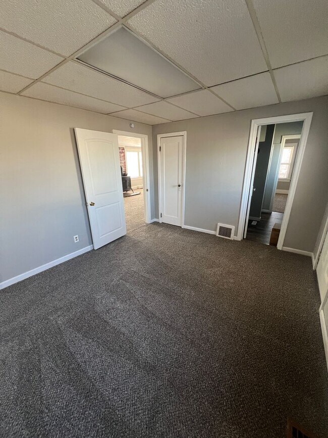 Foto del edificio - Spacious-Charming-Two Plus Bedrooms-Sunny Windows-Fenced Yard-Pet Family Members Welcome!