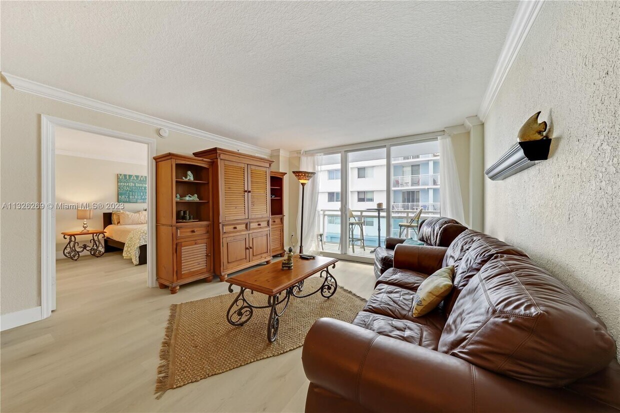 Primary Photo - 6917 Collins Ave