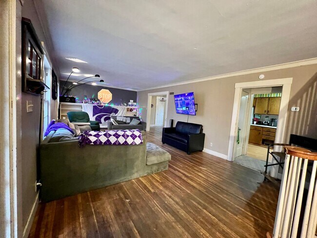 Foto del edificio - Pre-Leasing 5 Bed 3 Bath Close to Aggieville!