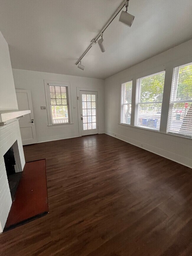 Foto del edificio - 3bed/1bath Duplex on West Campus - Short Term Lease