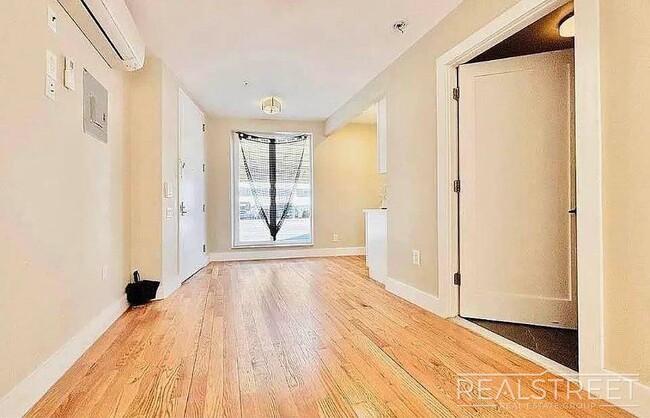 Foto del edificio - Gorgeous 3 Queen Size Bedrooms 1.5 Bath Duplex with Outdoor Space and Private Laundry in Prime Clint