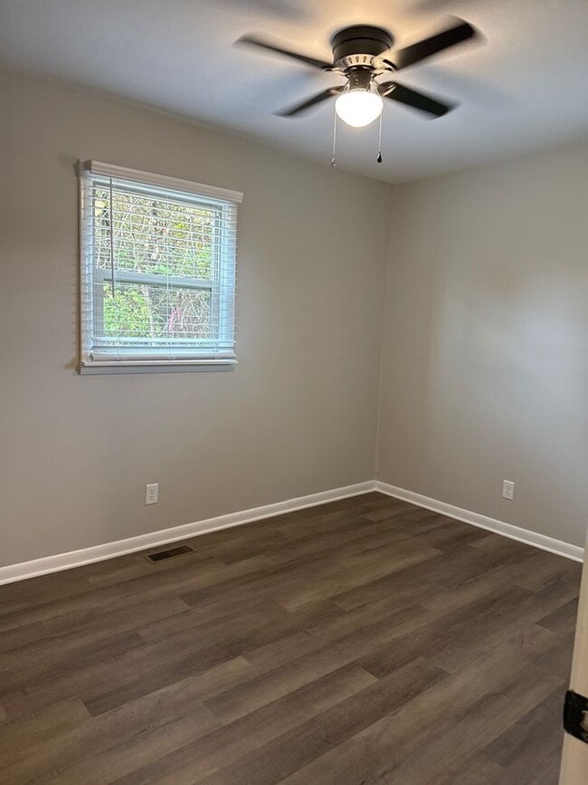 Building Photo - Charming Single-Level 3 Bedroom Home with Backyard and Pet-Friendly Living