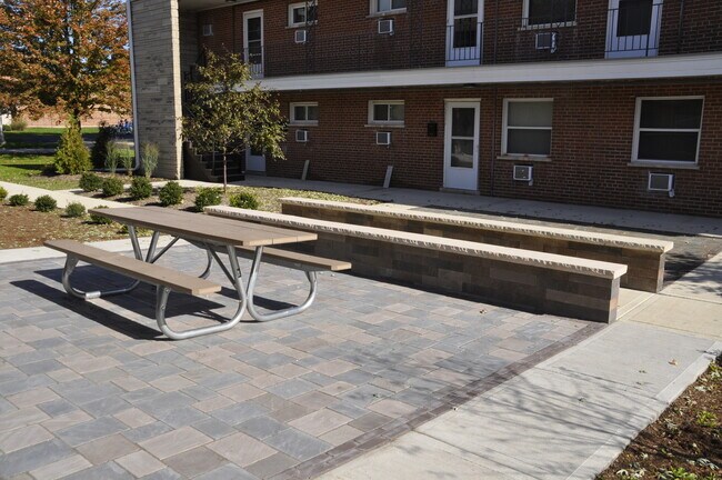 Foto del edificio - 124 Douglas Ave