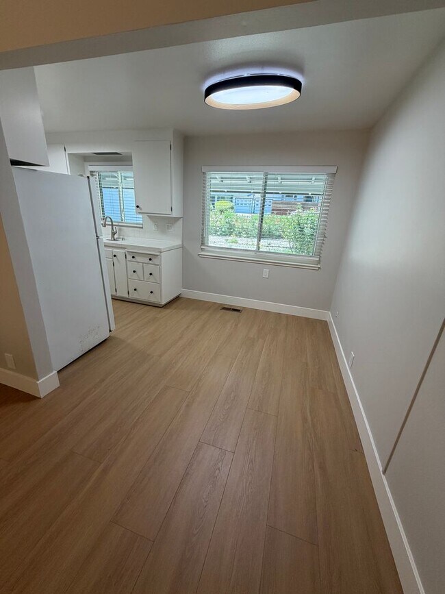 Foto del edificio - 3 Bed 2 Bath Duplex W/ Garage In Moraga