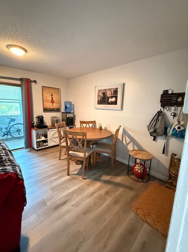 Comedor - 40 Sheoah Blvd