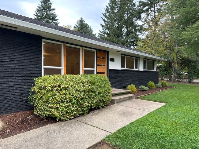 Foto del edificio - GORGEOUS RANCH STYLE HOME ON HUGE MANICURED LOT IN GARDEN HOME IN SW PORTLAND
