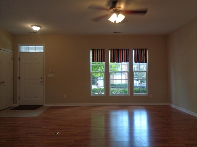 Foto del edificio - 415 Walnut Woods Dr