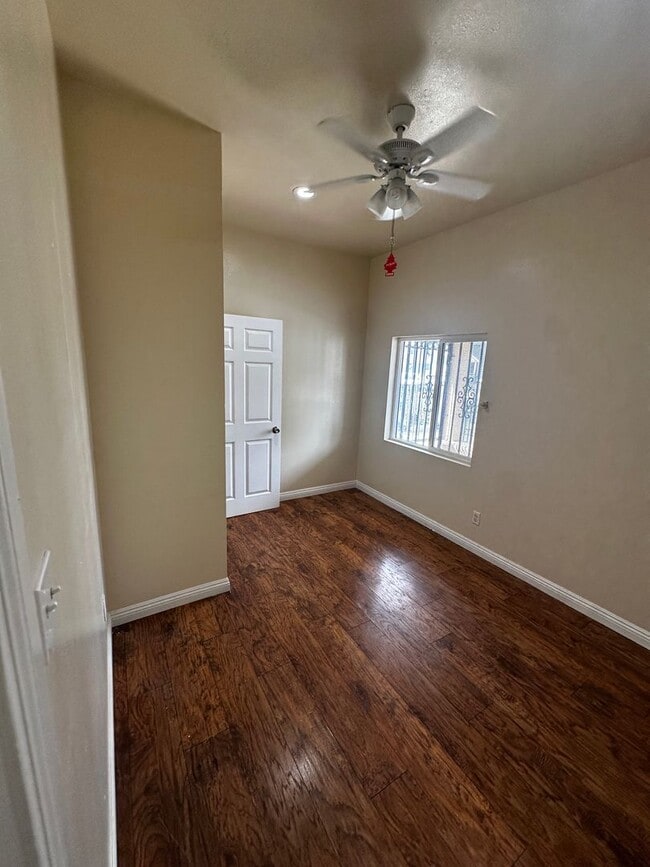 Building Photo - 750 E 40th Pl