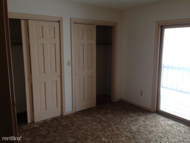 Building Photo - 2 br, 1 bath Apartment - 261 S. Milton